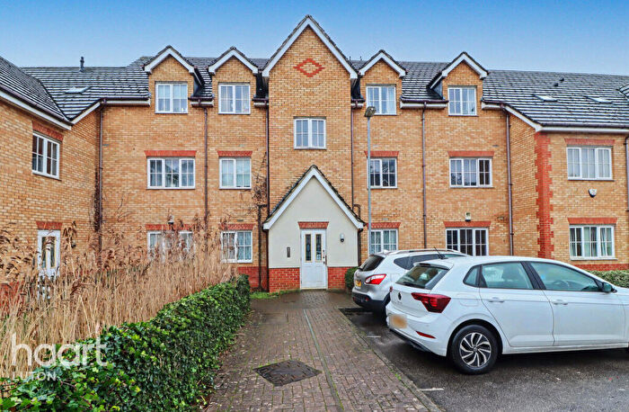 2 Bedroom Flat For Sale In The Wickets, Luton, LU2