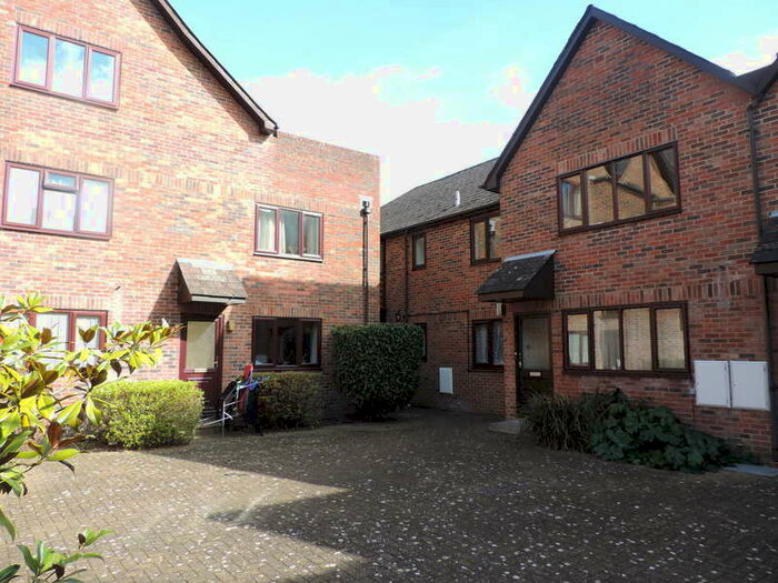 2 Bedroom Flat To Rent In Staple Gardens, Winchester, SO23