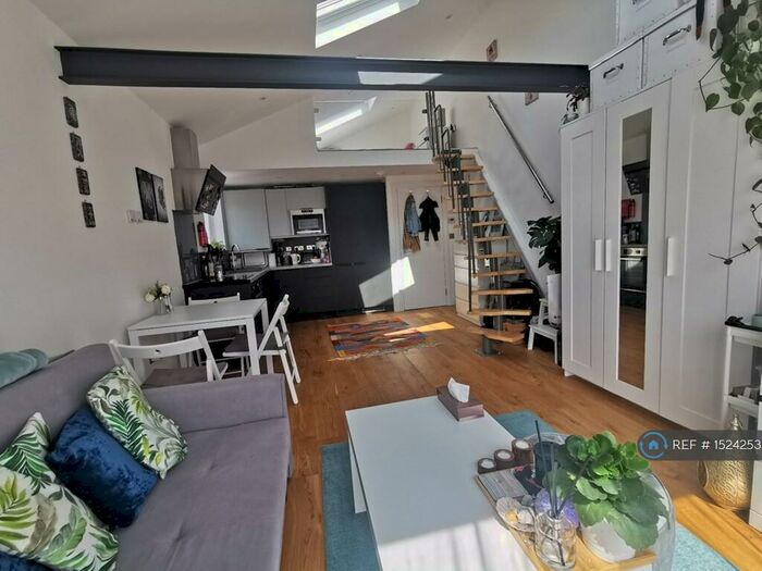 Studio To Rent In Bounds Green Road, London, N22