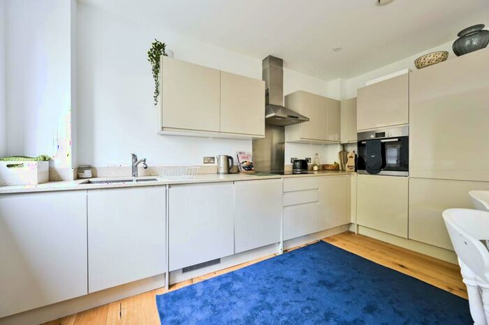 2 Bedroom Flat To Rent In Cambridge Avenue, North Maida Vale, London, NW6