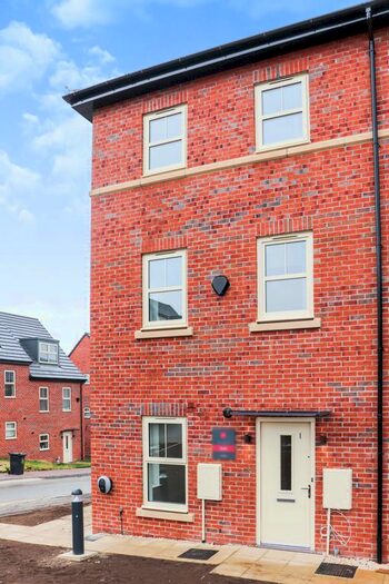 2 Bedroom Semi-Detached House To Rent In Leeds, Leeds, LS14