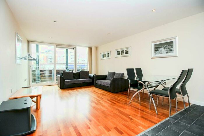 3 Bedroom Apartment To Rent In Glasshouse, Canal Square, B16