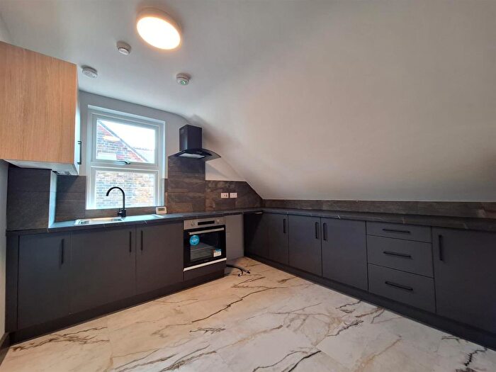 2 Bedroom Flat To Rent In Queen Anne Avenue, Bromley, BR2