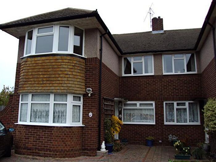 3 Bedroom Maisonette For Sale In Willis Close, Epsom, KT18