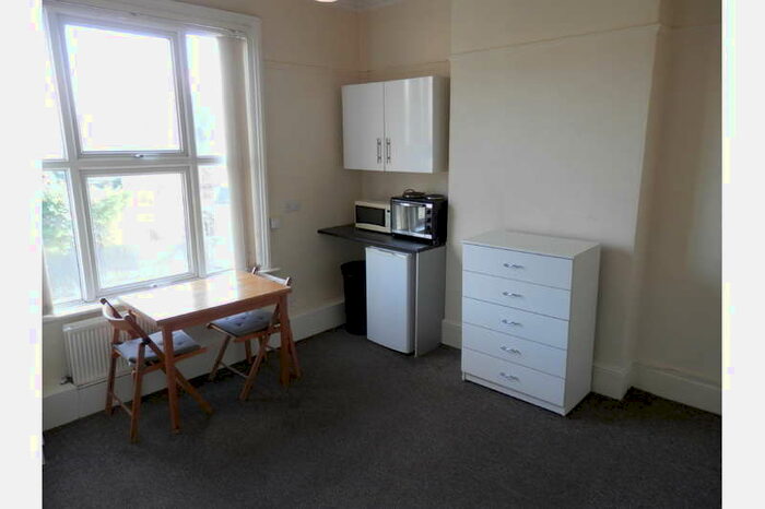 Flat To Rent In Gillott Road, Edgbaston, Birmingham, B16