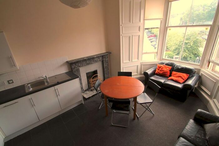 4 Bedroom Flat To Rent In Montgomery Street, Hillside, Edinburgh, EH7