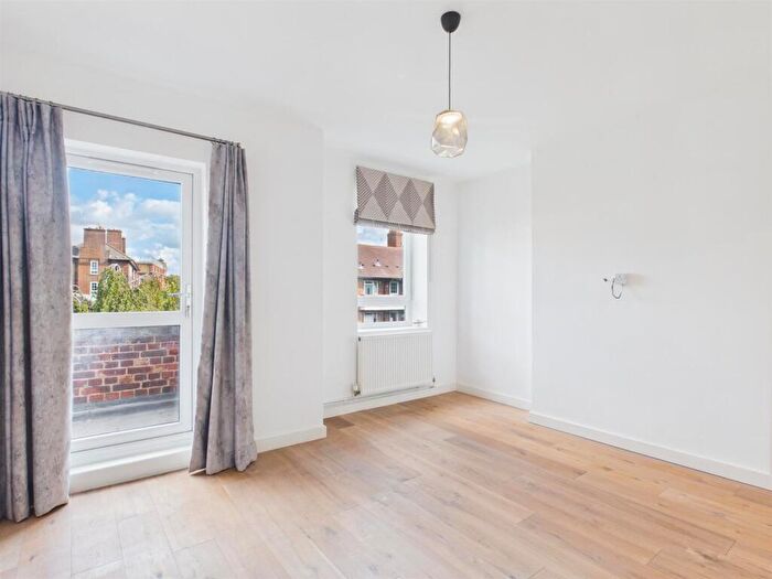 2 Bedroom Apartment To Rent In Ramar House, Hanbury Street, Shoreditch, E1