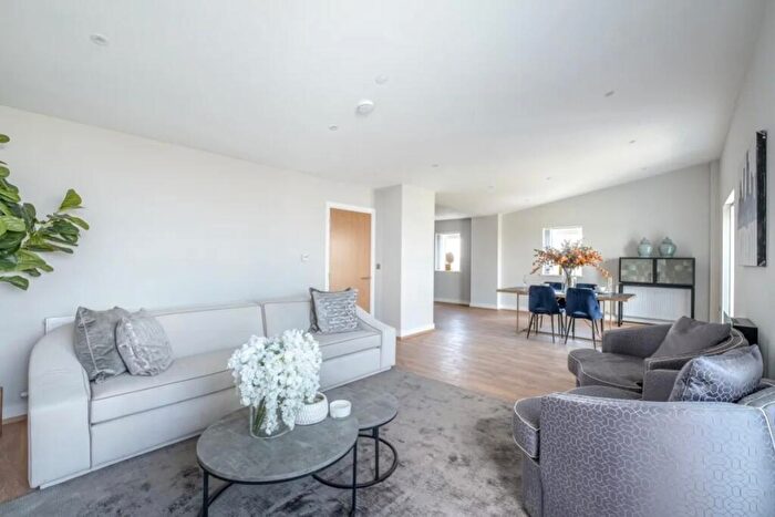 3 Bedroom Penthouse To Rent In Mast Quay, London, Kent, SE18