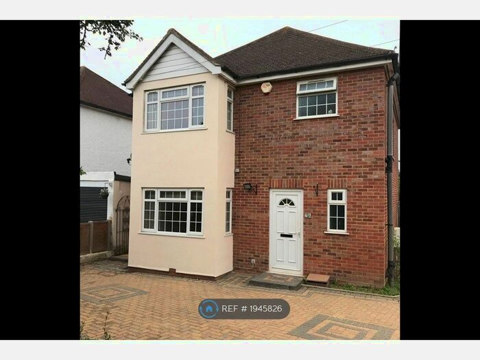 3 Bedroom Detached House To Rent In Auckland Road, Potters Bar, EN6