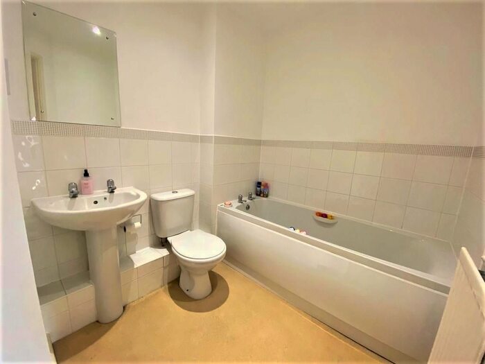 2 Bedroom Flat To Rent In Copthorne Common Road, Copthorne, Crawley, RH10