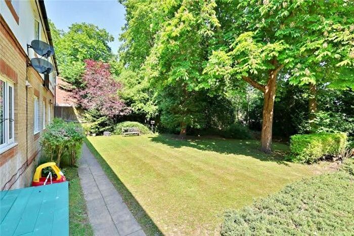 2 Bedroom Flat To Rent In Alexandra Gardens, Woking, GU21