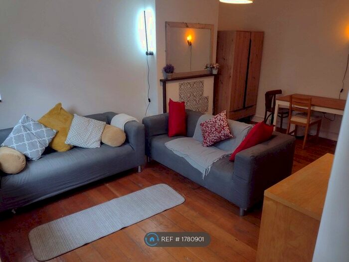 3 Bedroom Flat To Rent In Bronte House, London, SW4