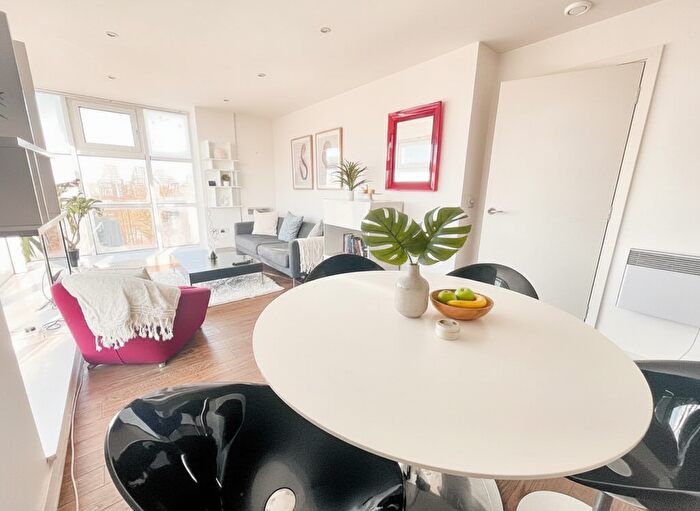 2 Bedroom Flat To Rent In Phoenix Way, London, SW18