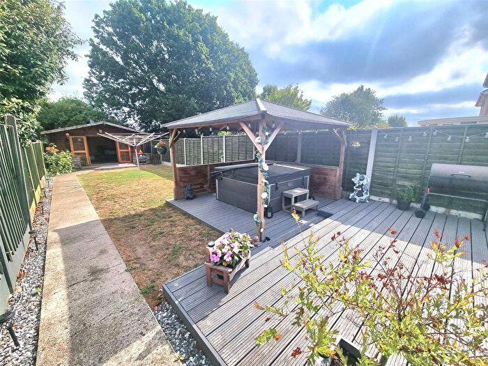 3 Bedroom Semi-Detached House For Sale In Victoria Road, Rayleigh, Essex, SS6