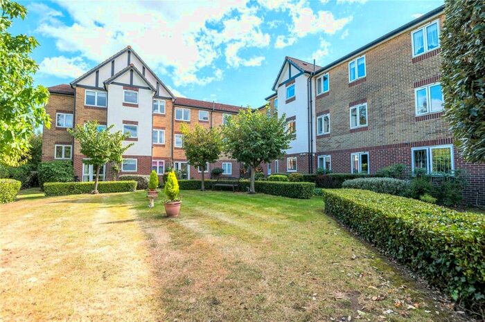 1 Bedroom Apartment For Sale In Station Road, Thorpe Bay, Essex, SS1