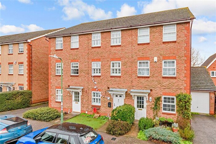 3 Bedroom Town House For Sale In Warwick Way, Dartford, Kent, DA1