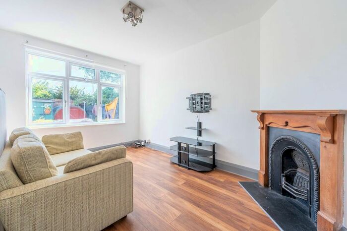 2 Bedroom Flat To Rent In Ingleborough Street, Stockwell, London, SW9