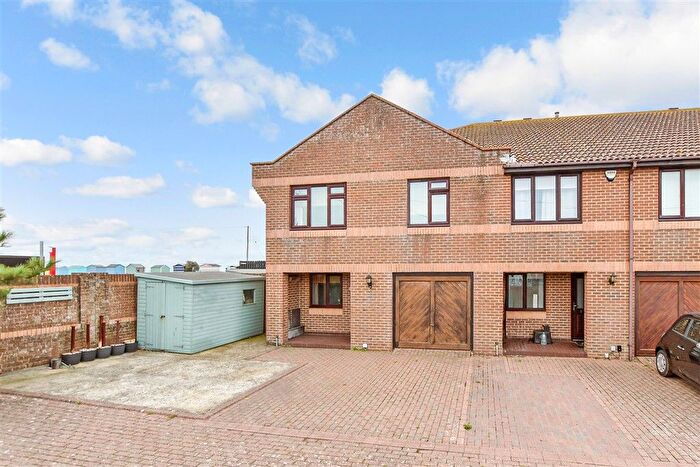 4 Bedroom End Of Terrace House For Sale In Coast Drive, Greatstone, New Romney, Kent, TN28