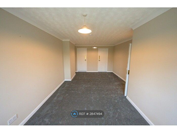 1 Bedroom Flat To Rent In Deeds Grove, High Wycombe, HP12