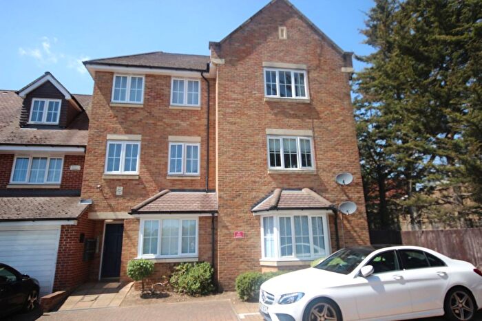 2 Bedroom Flat To Rent In Hayling Close, Slough, SL1