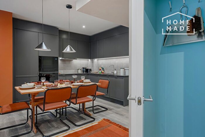 3 Bedroom Flat To Rent In Coppermaker Square, Aarons Building, E20