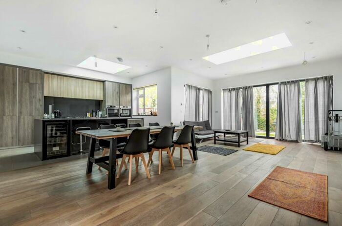 4 Bedroom Semi-Detached House To Rent In Derwent Avenue, Barnet, EN4