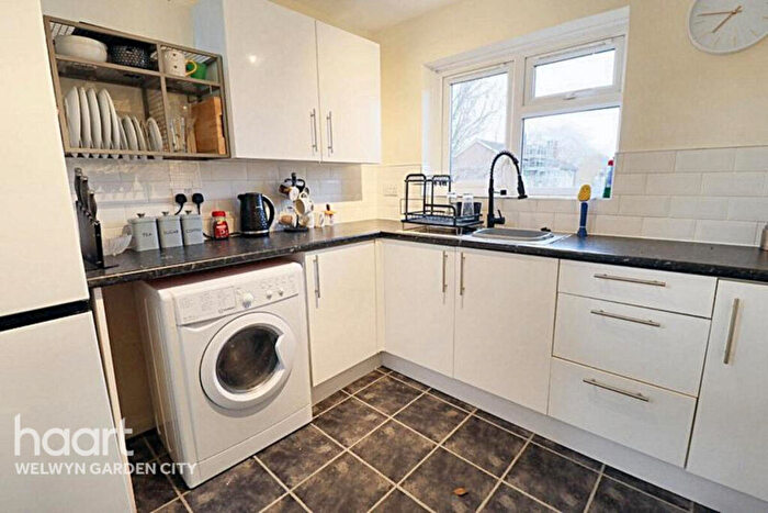2 Bedroom Apartment For Sale In Haymeads, Welwyn Garden City, AL8