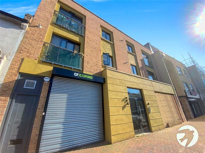 2 Bedroom Flat To Rent In Rushey Green, Catford, London, SE6