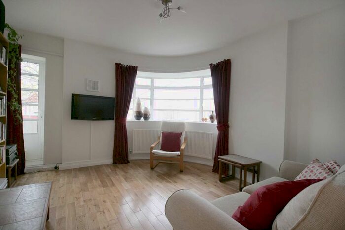 1 Bedroom Flat To Rent In Oaklands Estate, London, SW4