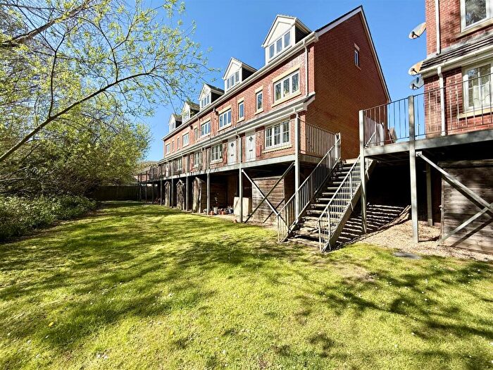 1 Bedroom Apartment To Rent In Park Mews, Park Gate, Southampton, SO31
