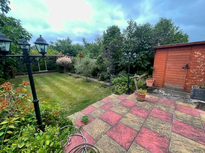 3 Bedroom Semi-Detached House To Rent In Chase Way, Southgate, N14