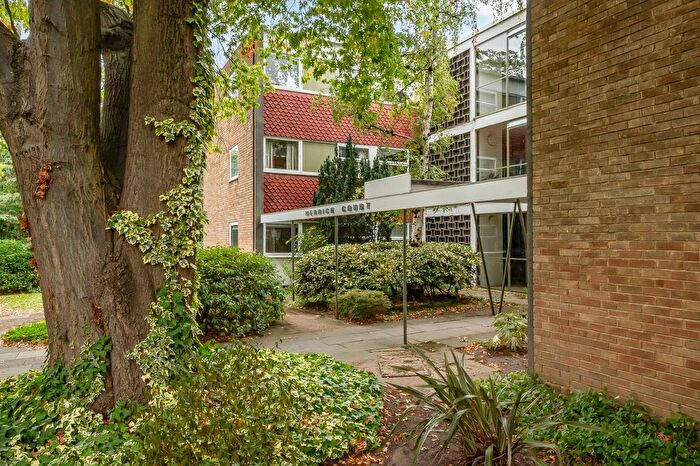 2 Bedroom Flat For Sale In Parkleys, Richmond, TW10