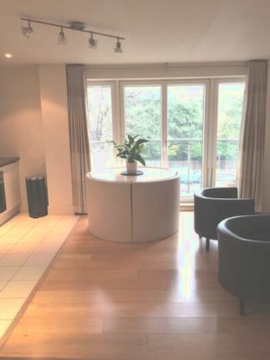 2 Bedroom Flat To Rent In The Downs, London, SW20