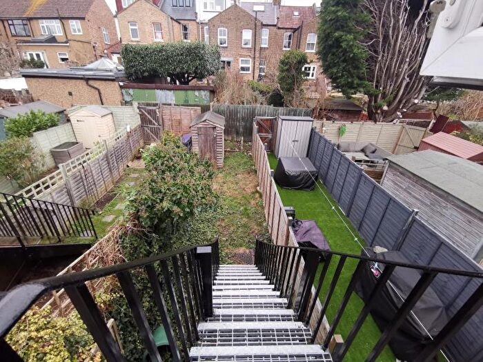 3 Bedroom Flat To Rent In Glenville Avenue, Enfield, EN2