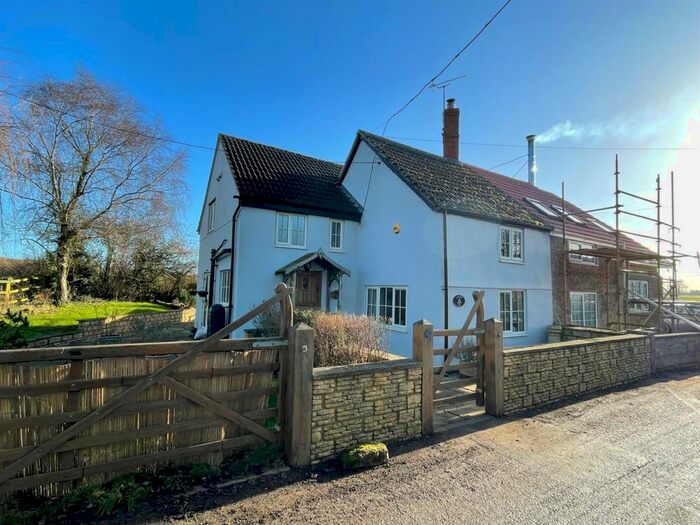 3 Bedroom Semi-Detached House For Sale In Primrose Hill, Tockenham, Swindon, SN4