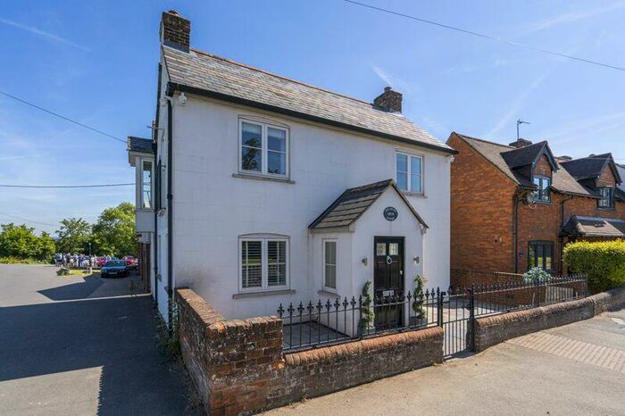 2 Bedroom Flat To Rent In Recently Converted Apartment, HP14