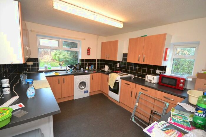 4 Bedroom Semi-Detached House To Rent In Fleming Gardens, NG11