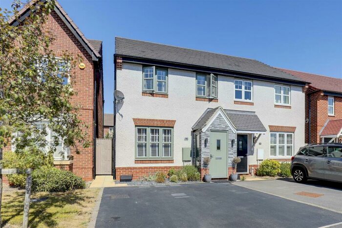 3 Bedroom Semi-Detached House For Sale In Seaton Way, Mapperley, Nottinghamshire, NG3