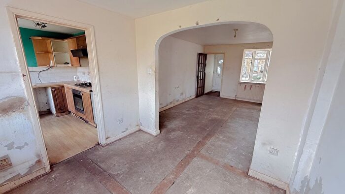 3 Bedroom End Of Terrace House For Sale In Groveside Close, Carshalton, Surrey., SM5