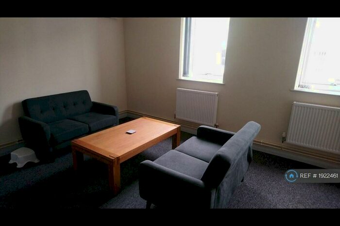 3 Bedroom Flat To Rent In The Square, Kenilworth, CV8