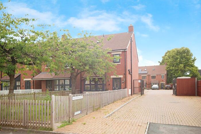 4 Bedroom Semi-Detached House For Sale In Wheatsheaf Gardens, Swindon, SN2