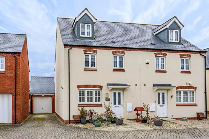 4 Bedroom Semi-Detached House To Rent In Fontwell Road, Bicester, OX26