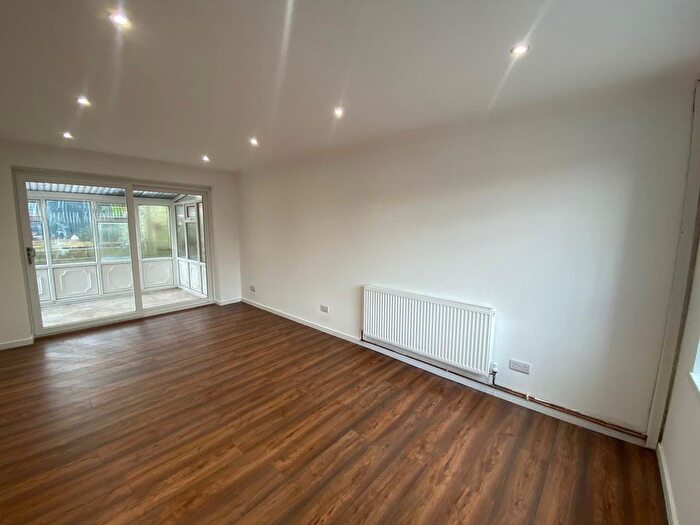 3 Bedroom Property To Rent In Iveson Drive, Leeds, LS16