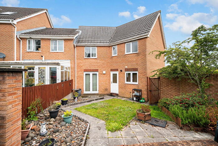 3 Bedroom End Of Terrace House For Sale In Keighley Road, Illingworth, Halifax, HX2