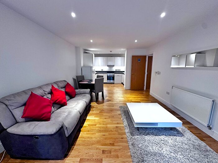 3 Bedroom Flat To Rent In Topaz Apartments, Hounslow, TW3