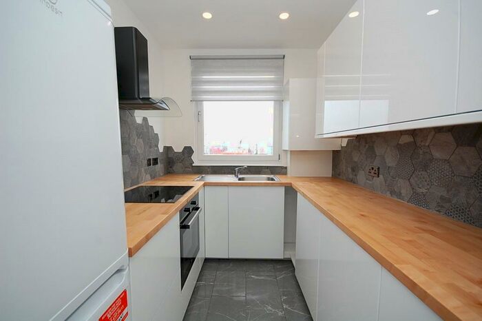 3 Bedroom Apartment To Rent In Crombie Road, City Centre, Aberdeen, AB11