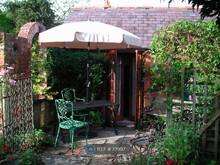 1 Bedroom Flat To Rent In Hunts Common, Hook, RG27