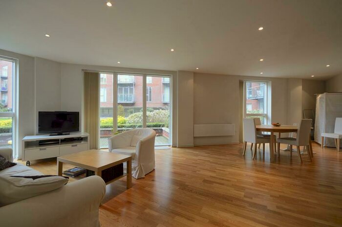 2 Bedroom Flat To Rent In The Heart, New Zealand Avenue, KT12