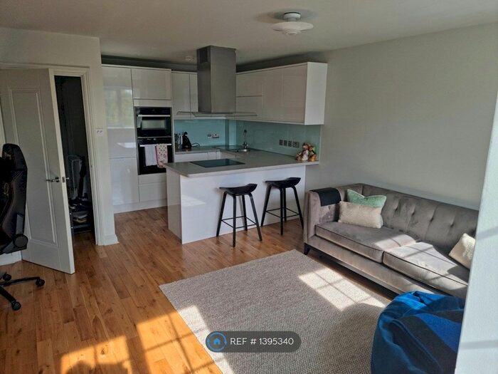 2 Bedroom Flat To Rent In Mountcombe House, London, SW19