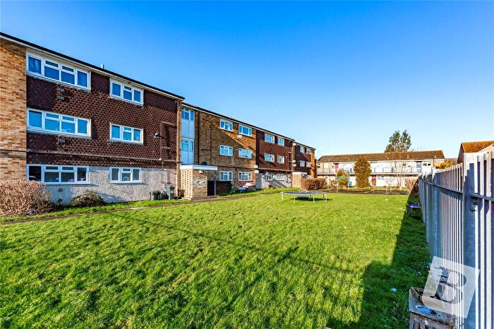 2 Bedroom Flat To Rent In Alderney Gardens, Wickford, Essex, SS11